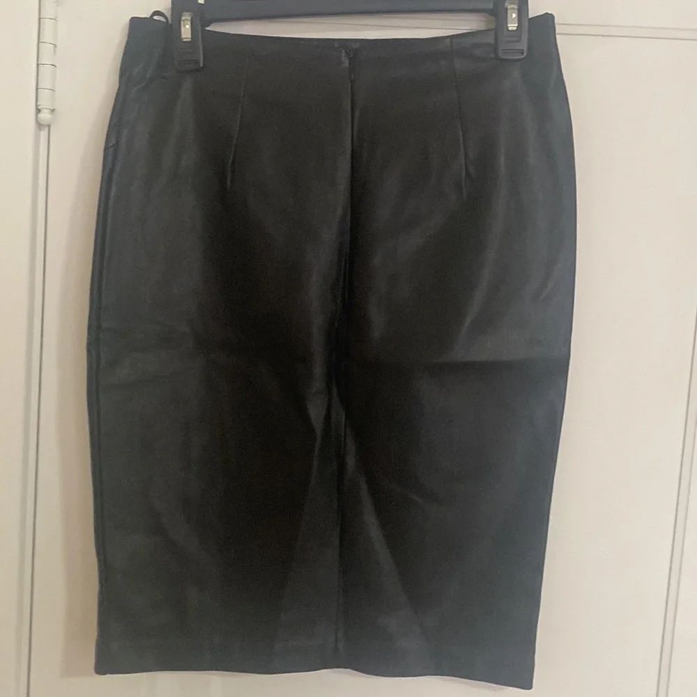 Bodycon pleather skirt with side slit - Picture 2 of 2